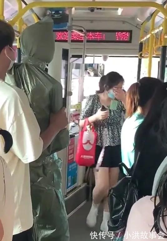 |段子成真!沈阳一男子网购人形“玩偶”,填错地址,商场大型社死