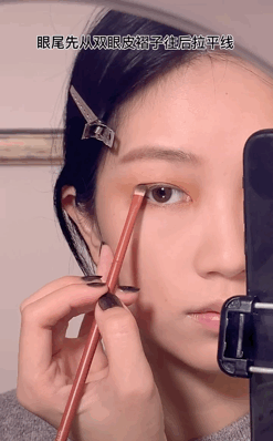 肿眼泡小肉脸，来跟Rosé学化妆