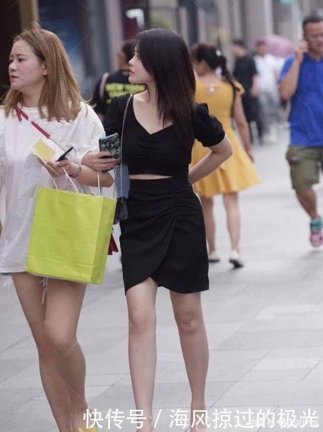 透气高跟鞋与V领黑色上衣搭配,简洁大方,设计感十足