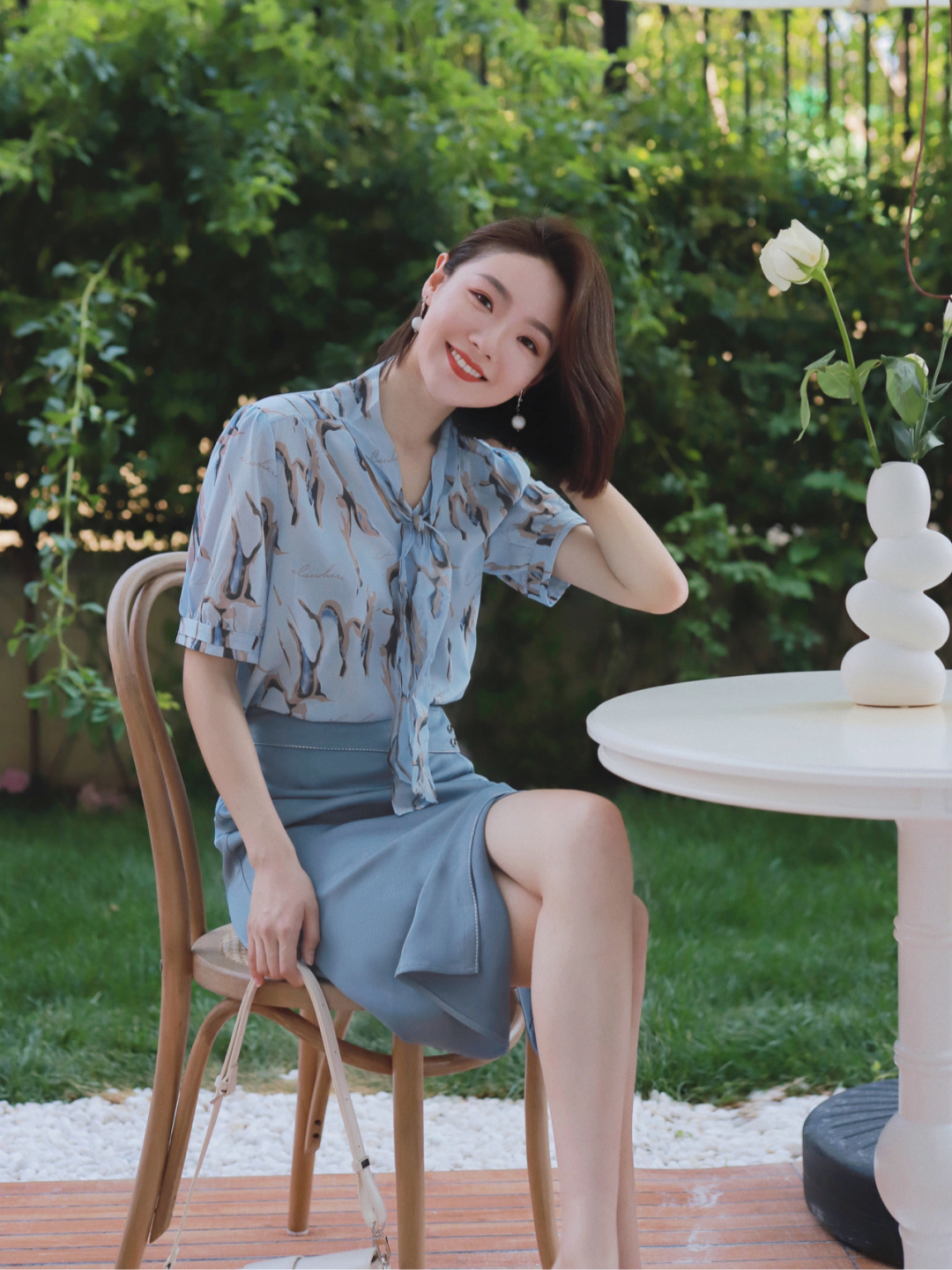 衬衫搭配|都市“精英”女白领都爱这么穿,衬衫搭配半身裙,简约高级又减龄