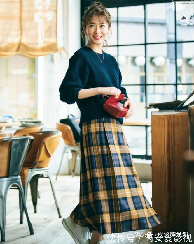羽绒服|奔四奔五的时髦女人,都喜欢用针织衫搭配,减龄百搭又显气质