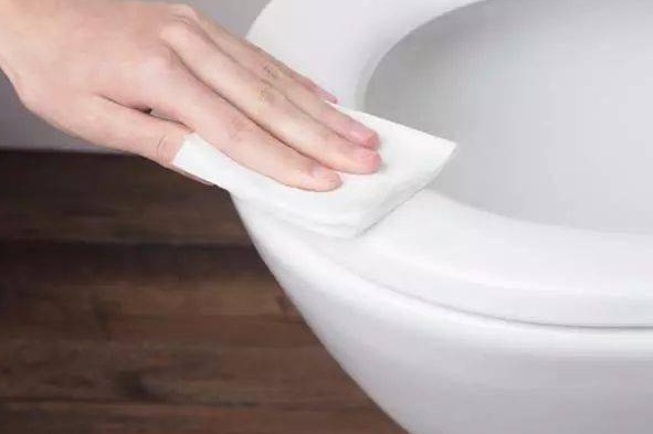 卫生间|马桶用完后,马桶圈要扶起来吗用对方法,卫生间才能干净卫生!