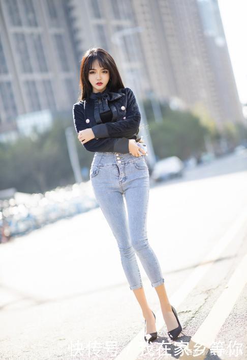 黑色长袖上衣搭配紧身牛仔裤,时尚潮流,霸气十足