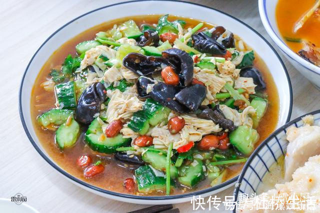 辣椒炒牛肉|堂姐过生日,妈妈花一百多块钱做了一桌菜,大伙都吃嗨了!