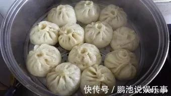 刚出锅的包子有的回缩了,这是什么原因,农村大妈有浅见