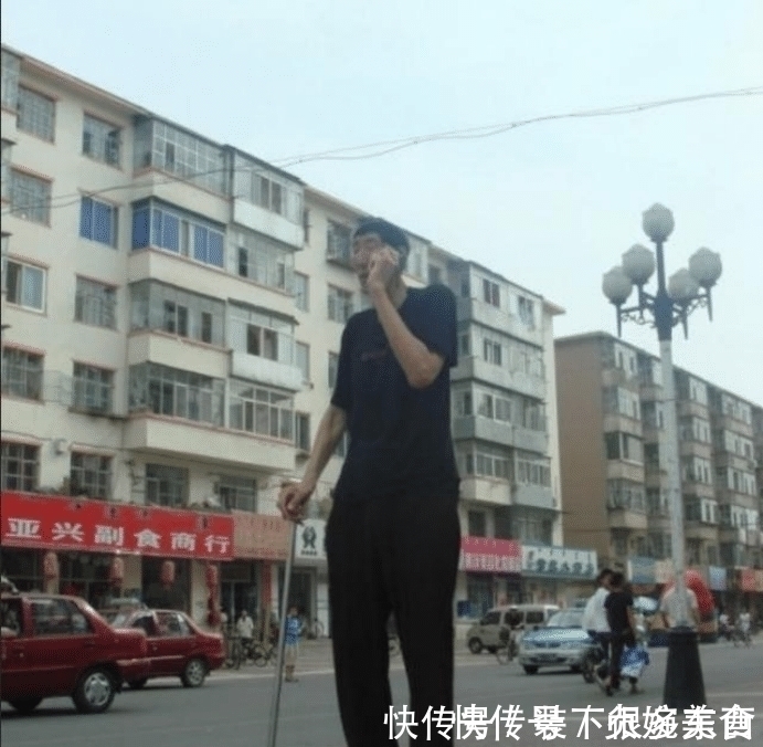 鲍喜顺|中国第一巨人鲍喜顺:不听忠告57岁生下一子,儿子现状如何?