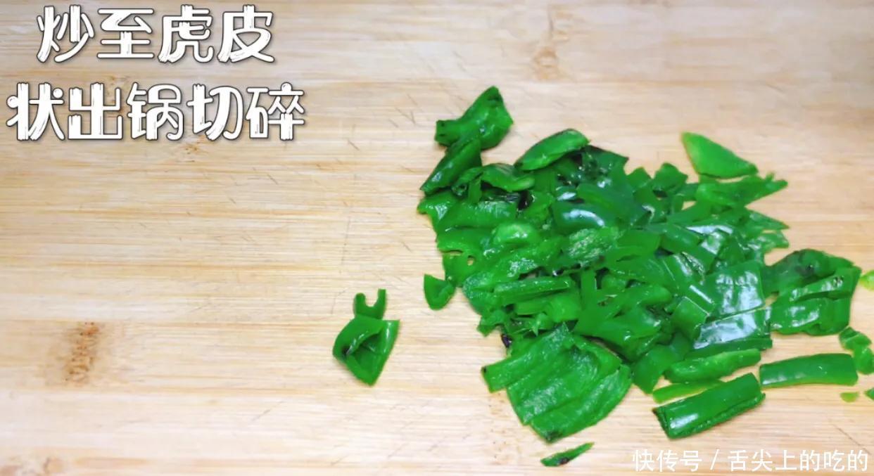 凉拌青椒皮蛋最简单的家常做法,皮蛋入味滑嫩爽口,一上桌就吃光