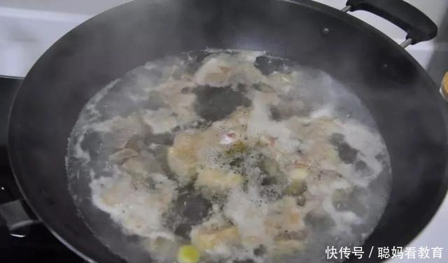 牛肉别再用清水洗,教你一招,脏东西血水自己出来!