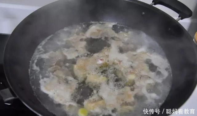 牛肉别再用清水洗，教你一招，脏东西血水自己出来！