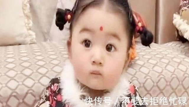 孩子|4岁女儿被送奶奶家生活，接娃时把妈妈看呆了，网友：太喜庆了