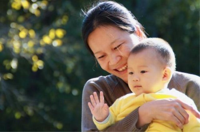 抱抱|宝宝会走路反而更要“抱抱”?妈妈千万不要“冤枉”宝宝懒