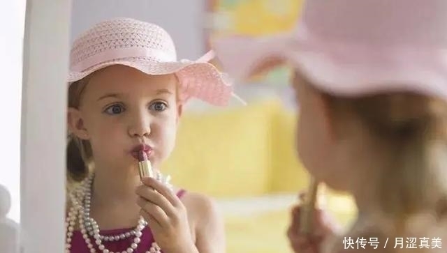 化妆品|3岁“超成熟女孩”偷偷化妆,妆后妈妈被狠狠惊艳,简直判若两人