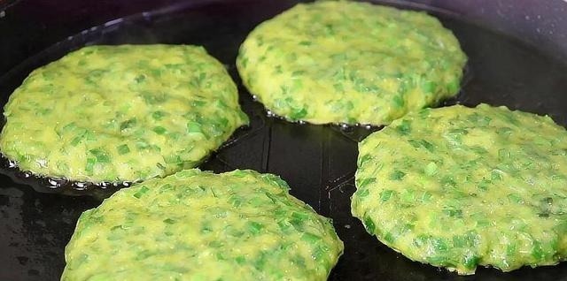 食用油|韭菜别炒着吃，加3个鸡蛋，教你1个新吃法，比吃肉还解馋