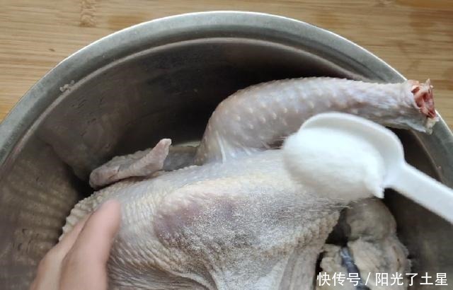 我们不需要一滴油或明火就能做出鲜香美味的电饭煲焖鸡