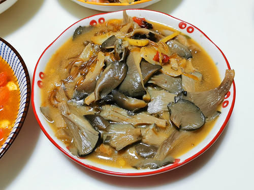 女儿闺蜜来家吃饭，爸妈动手做了4道家常菜，2个孩子夸赞太香了