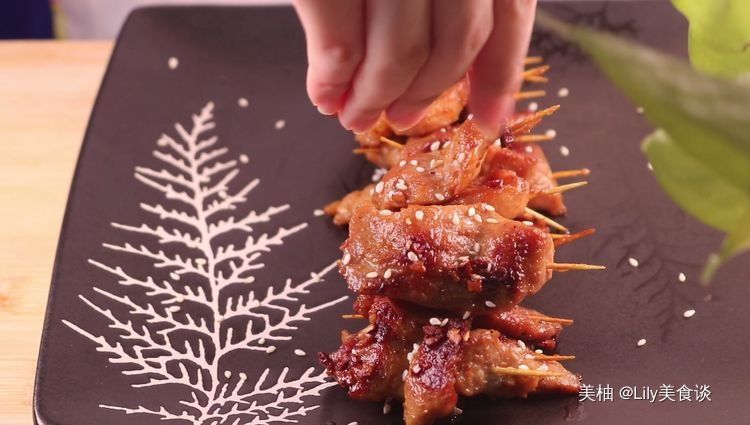 用平底锅做的牙签烤肉串，拿来当零食或者宵夜下酒菜味道杠杆的！