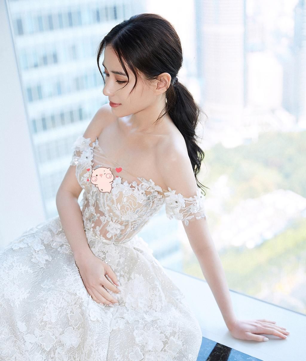 窦骁携何超莲甜蜜亮相，女友穿白色蕾丝抹胸裙，真的太美了
