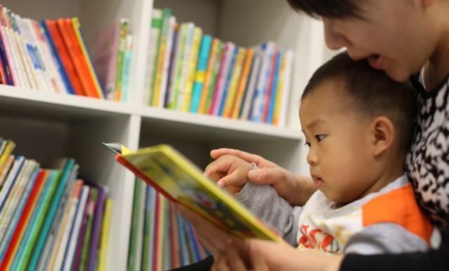 绘本馆|5岁就能抱着绘本自己读,这样的孩子怎么培养?总结的经验很有用