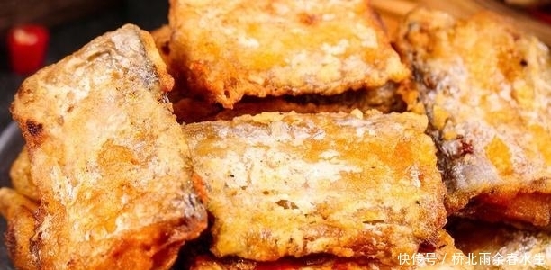 煎带鱼,用淀粉还是面粉?教你这方法,带鱼金黄诱人,外酥里嫩