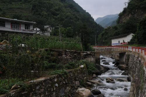 秘境|秦岭深处发现一个秘境小镇，到处青山绿水，人少景美好避暑！