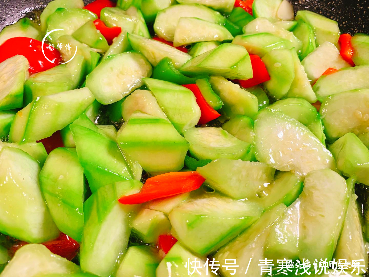 才知道,炒丝瓜不能先放油,教你1个妙招,丝瓜不发汁,绿如翡翠