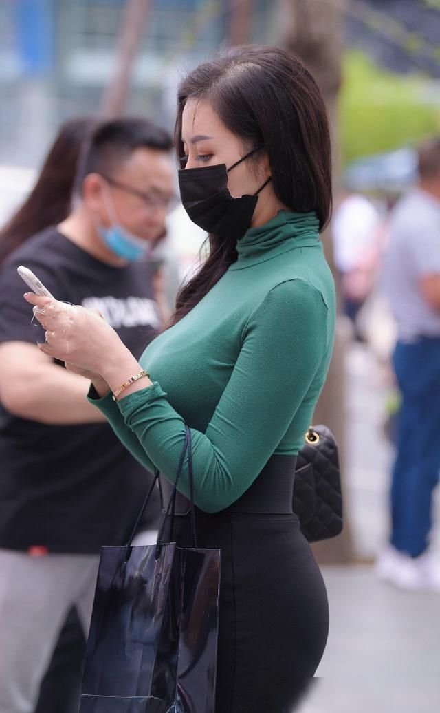 凹凸感|御姐身材“犯规”了,打底衫也藏不住“凹凸感”,看着性感有韵味