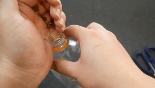 家家户户|赶紧在衣柜里放一个塑料瓶,解决了家家户户的难题,可以告诉家人