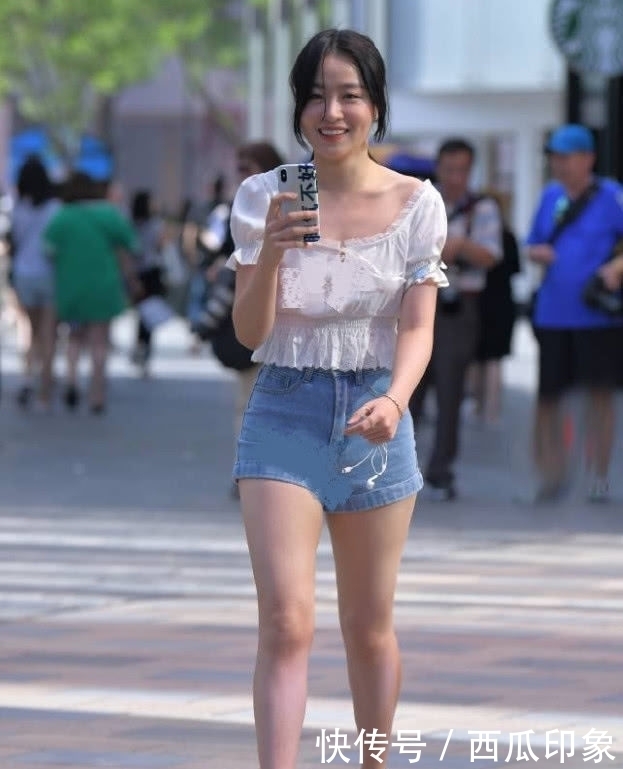 搭配|街拍宽松的白色T恤衫，搭配牛仔热裤，性感而清凉