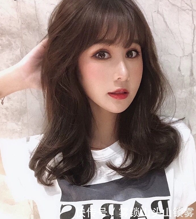 女孩子|四类女生剪了刘海让颜值更高,减龄又瘦脸,少女感十足更显魅力