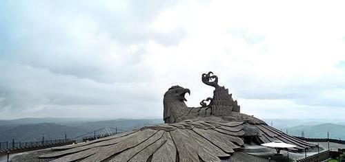 公尺|用10年完成朝天巨鹰引各国游客朝圣61公尺成世界最大鸟类雕塑