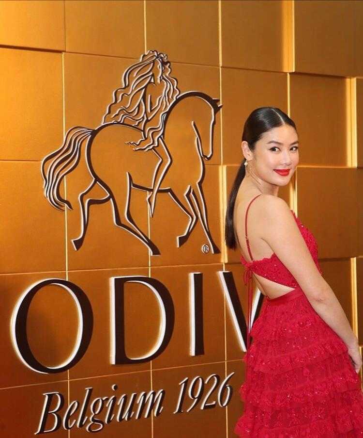 乐基儿太有“公主范”,穿一袭刺绣连衣裙优雅温柔,甜美娇俏