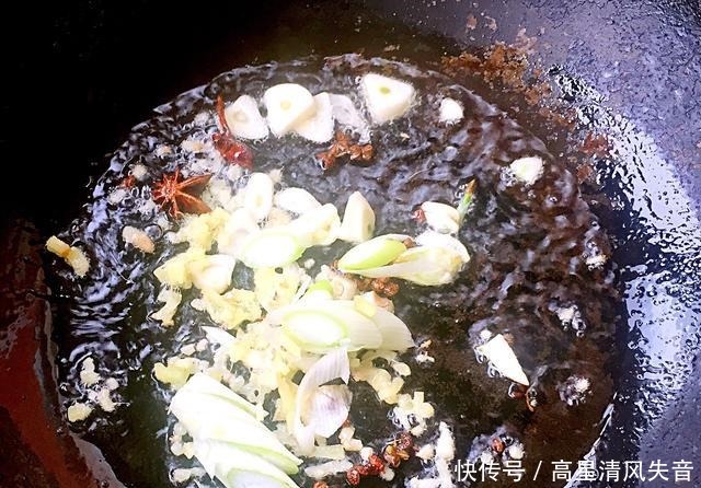 家常回锅肉,人在他乡能解思乡之苦的,莫过于吃一碗回锅肉