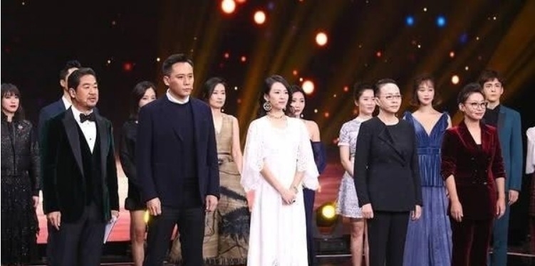 男演员|女演员现场失控,为表演真实猛踹男演员脑袋,何炅全程黑脸观看