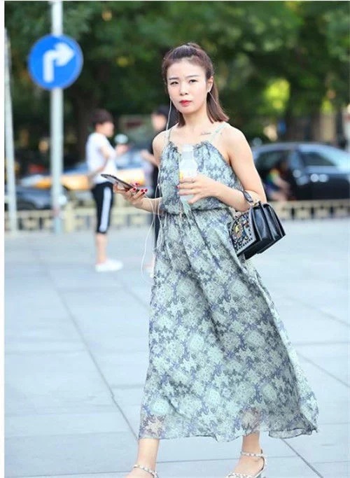 街拍：身材高挑的美女，一条时尚靓丽短裙，尽显优雅的女神气质