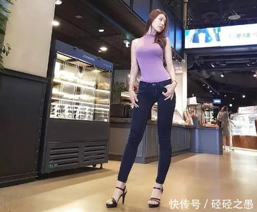 腿型|女神穿搭:小姐姐爱穿唯美的紧身牛仔裤,展现出纤细的好身段!