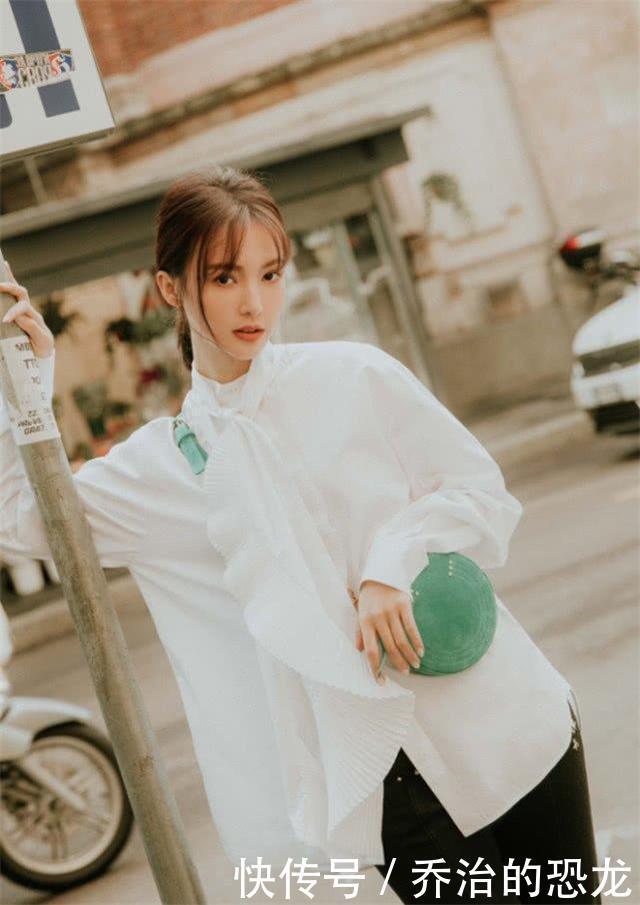 扔掉你的双肩包吧,太土!今年流行的是“香菜包”,时髦又高级!