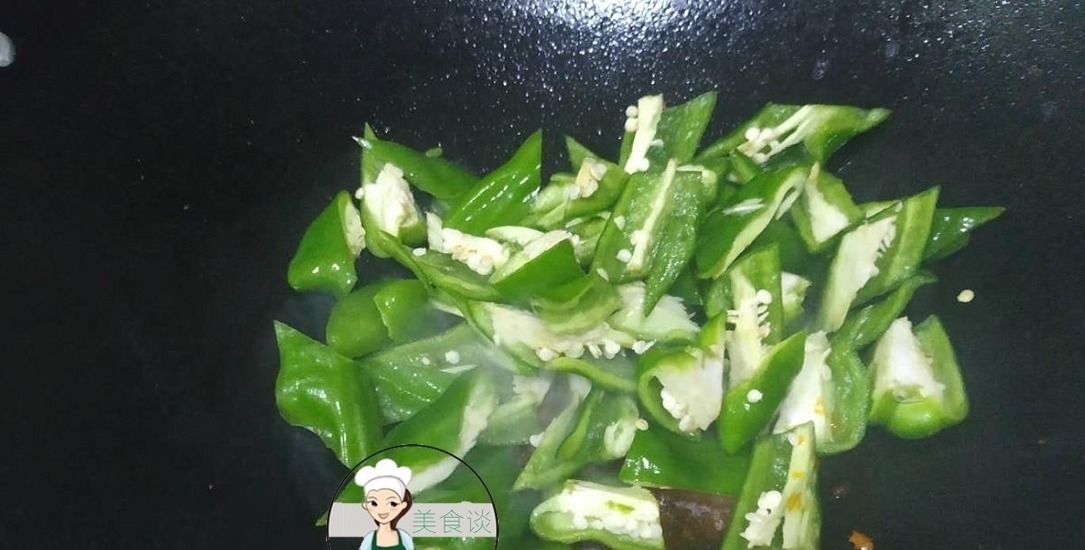 一道简单的家常小炒菜，鲜香开胃，上桌准能胃口大开，做法还简单