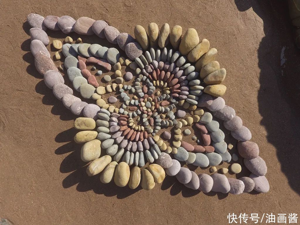 陆地|堆石头的艺术家又来了,最新作品艺术感更强,治愈强迫症