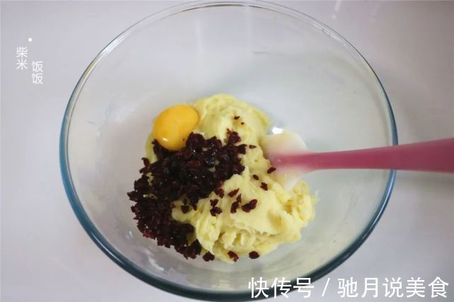 土豆别总炒着吃了,试试这个做法,孩子一口一个,直夸好吃