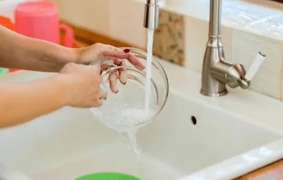 这样洗碗，也许正在、培养细菌，多数家庭中招，劝你趁早改正