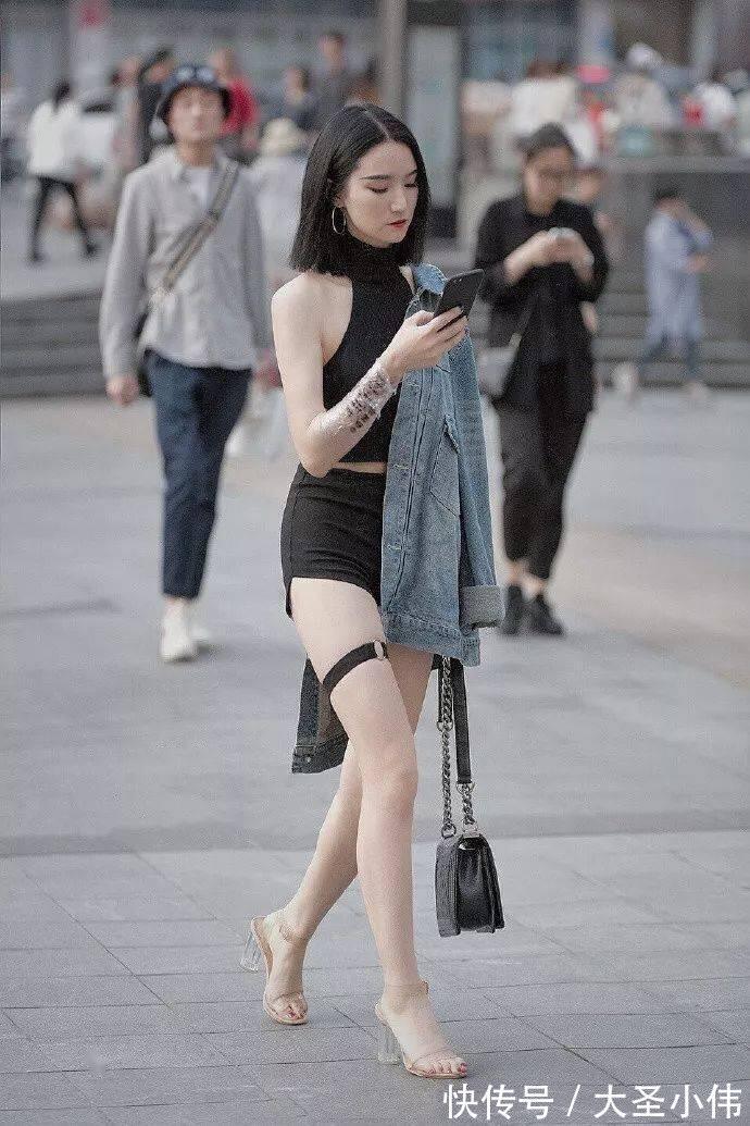 时尚 美女街拍:小姐姐脚上一双透明元素的高跟鞋,诠释了整体的时尚魅力