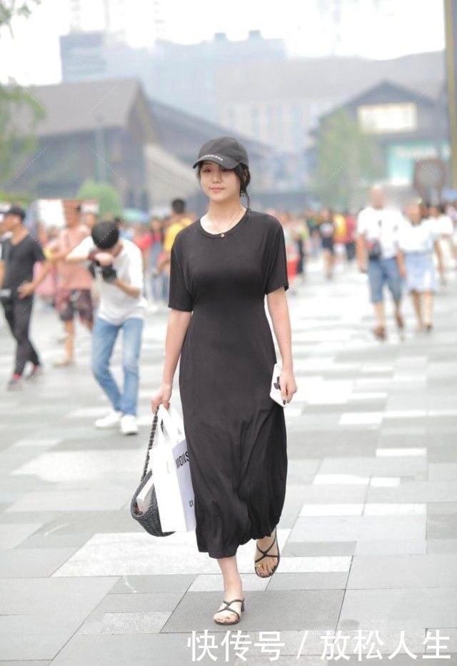 黑色修身连衣裙搭配黑色鸭舌帽，简单随性，青春活力