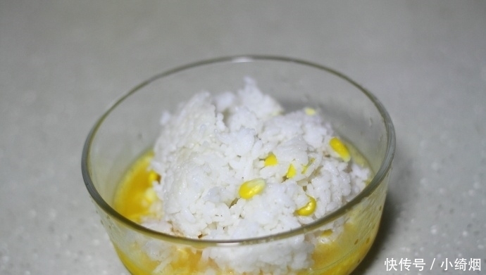 剩米饭只会做蛋炒饭？换个做法，比炒饭简单，吃起来酥香脆