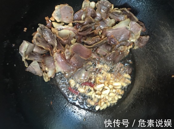 竹笋|腊肉不能直接炒,先做这3步,出锅又香又嫩,不咸不油腻,真好吃