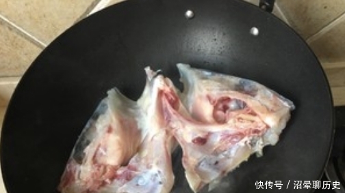 腥味|鱼汤颜色白不白,什么时候加水很重要!这时候加,浓白鲜美沒腥味