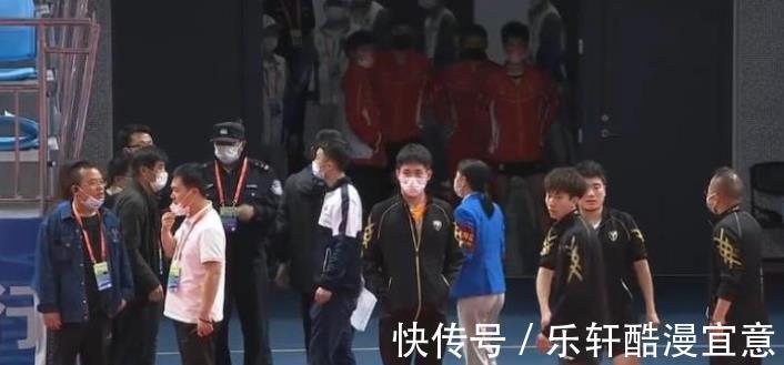 比赛|全运会突发意外，球员捂鼻逃离现场，裁判团队商议后中断比赛