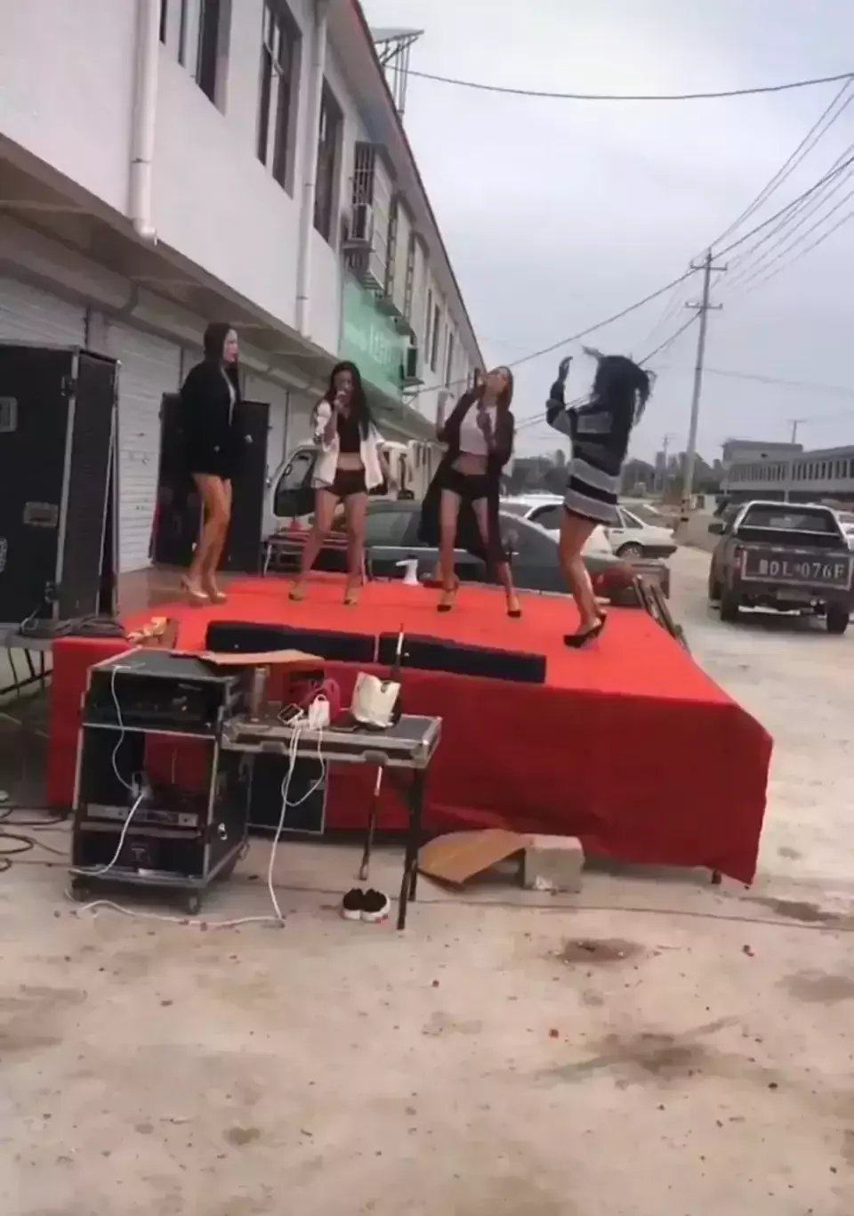 一商鋪開業，老板邀請歌舞表演團隊活躍氣氛，場面一度尷尬