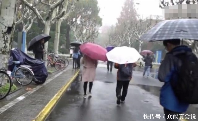 儿子考研妈妈却在雨中守候，妈妈：他有女朋友，不需要我陪！