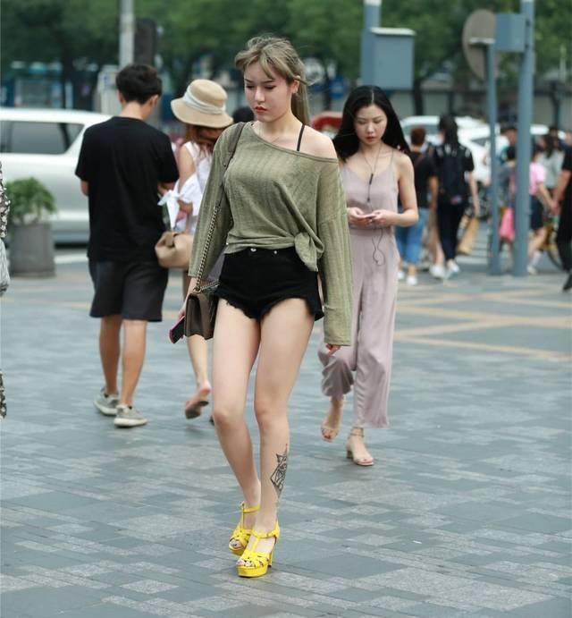 街拍美女小姐姐时尚个性，优雅突出，妥妥的女