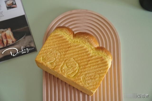 明天的早餐准备好了，用半个老南瓜搭配面粉做成了吐司，味道真好